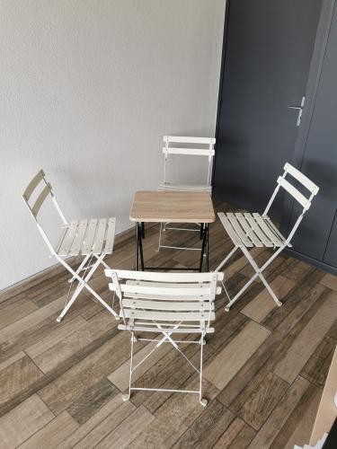 Ensemble guéridon pliant esprit bois et 4 chaises lattées